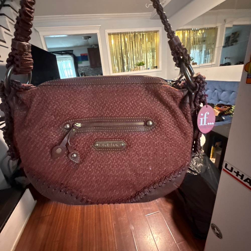Isabella Fiore Red Shoulder Bag with Elegant Design